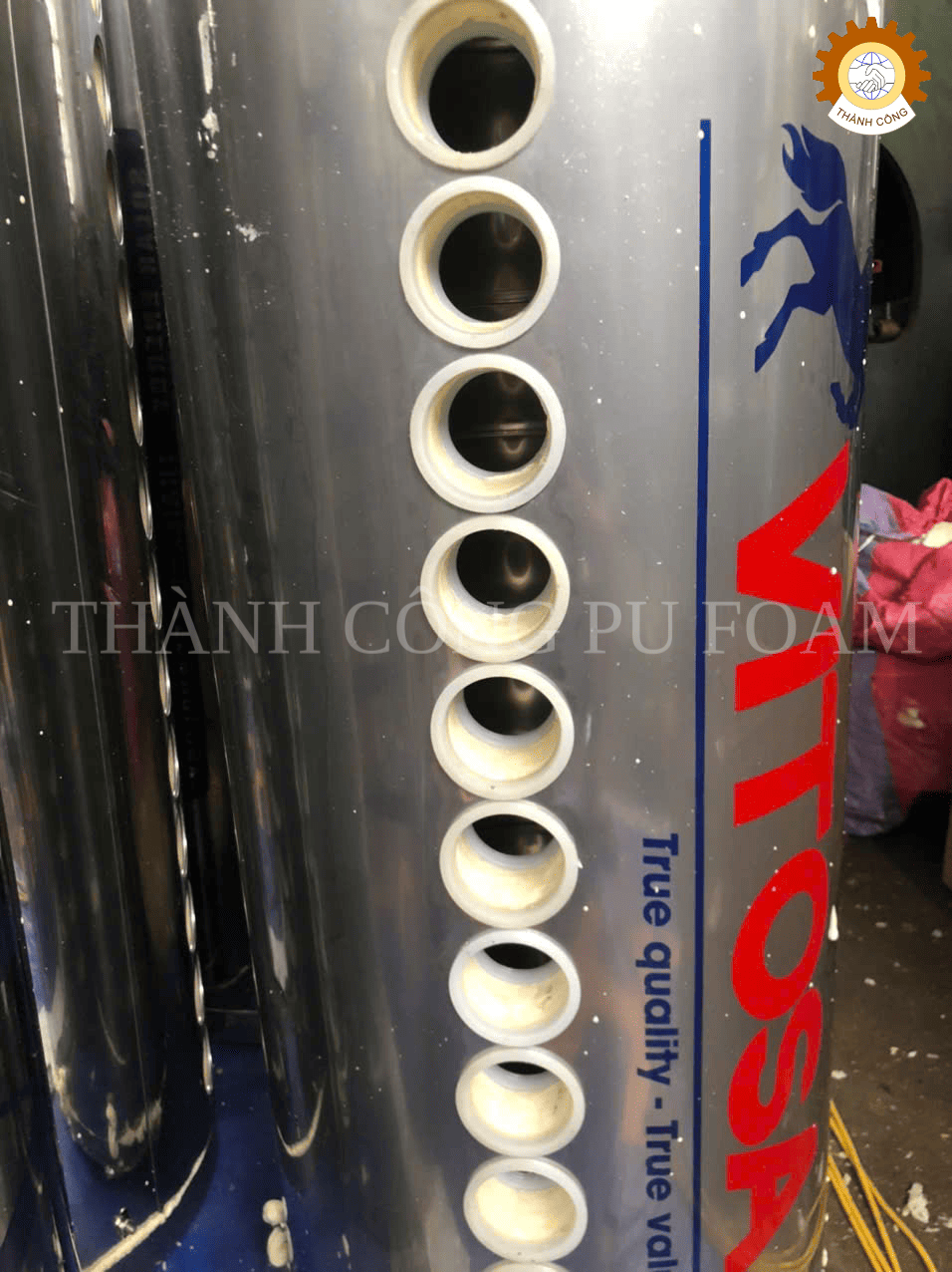 máy phun PU bảo ôn bình năng lượng mặt trời
