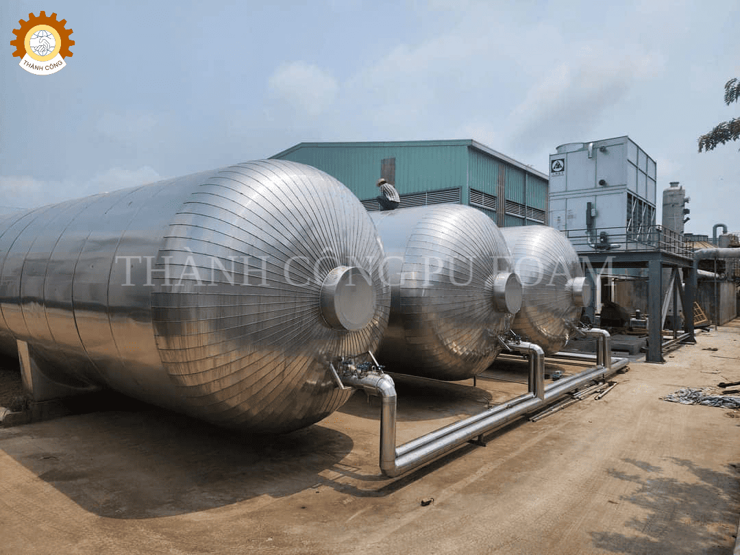 máy phun PU chống thấm bể chứa