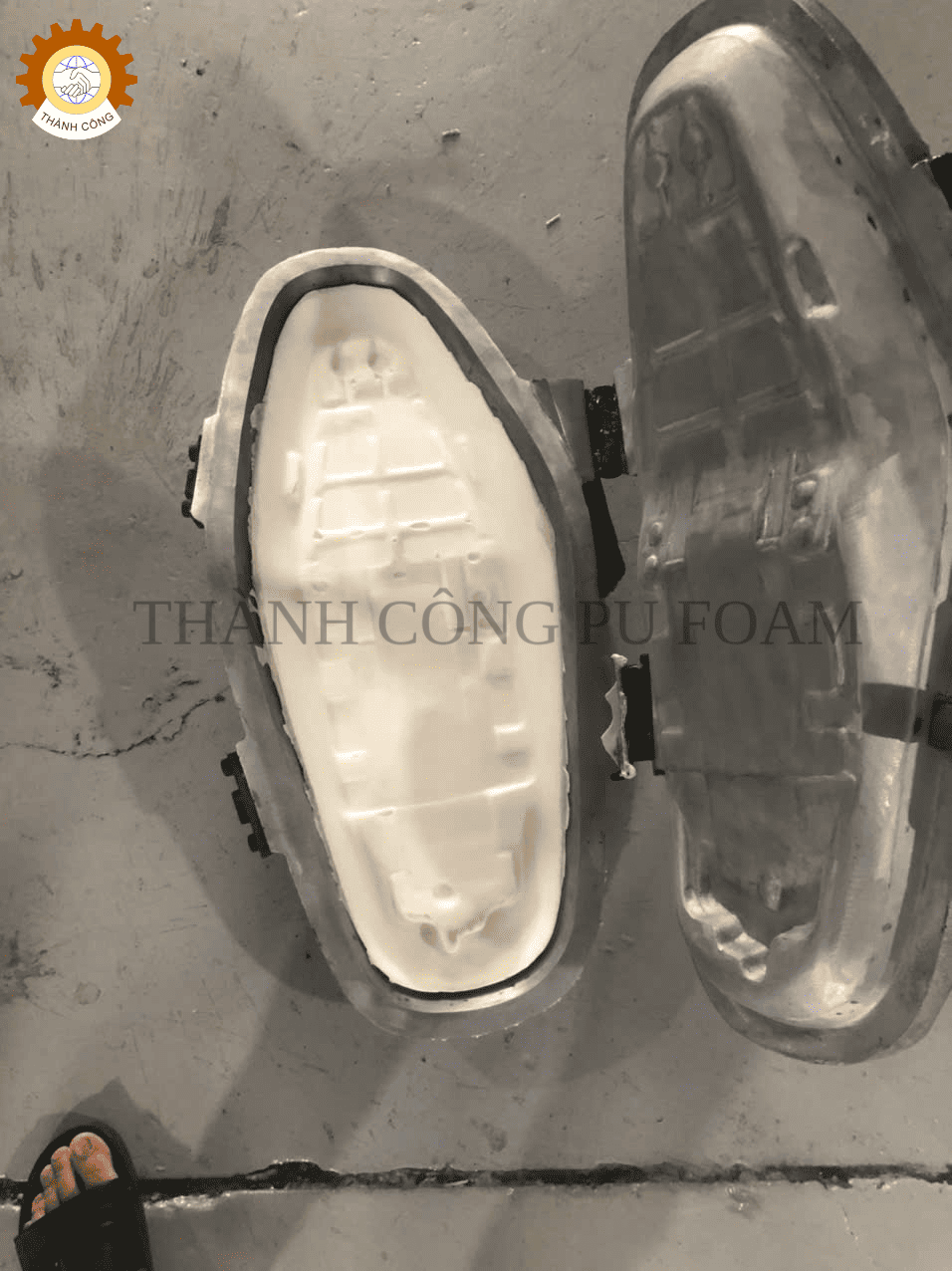 khuôn đổ yên xe