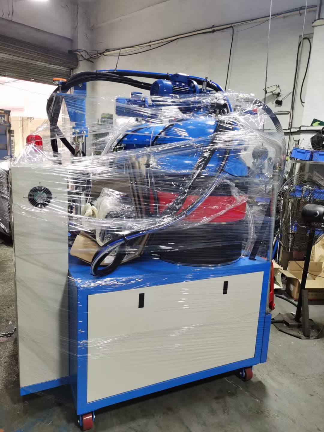 Hoàn thiện máy đổ mút pu foam