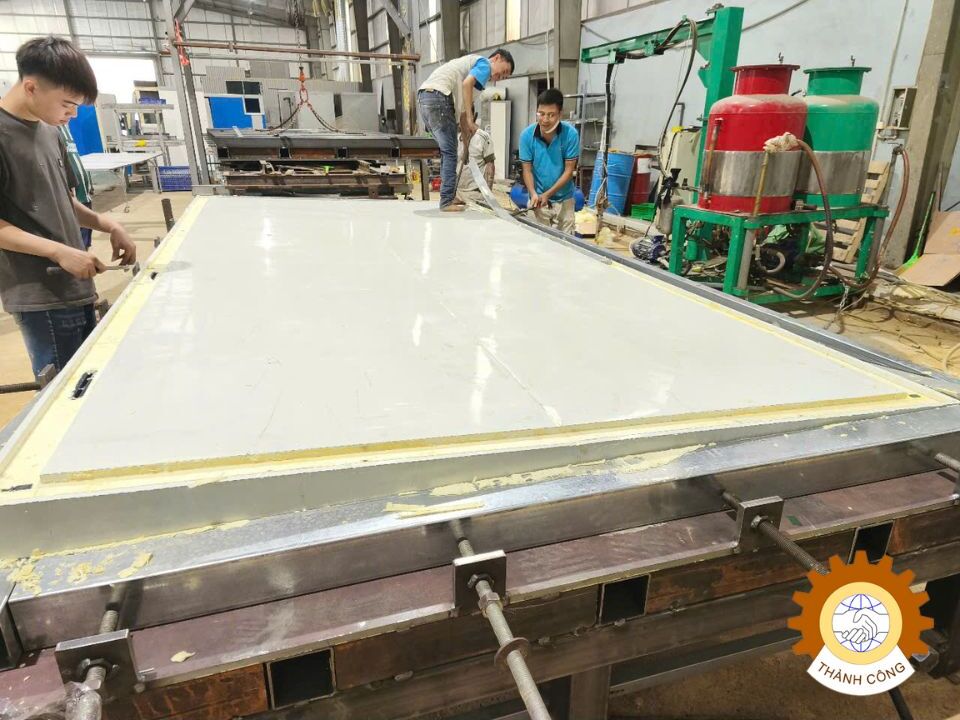 CHUYỂN GIAO CÔNG NGHỆ MÁY PHUN PU PANEL LÀM KHO LẠNH | GIẢI PHÁP CÁCH NHIỆT TOÀN DIỆN CHO DOANH NGHIỆP