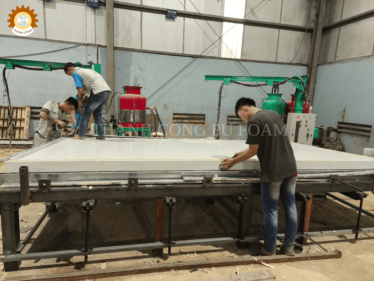 Công nghệ sản xuất "Panel cách nhiệt" bằng máy phun PU