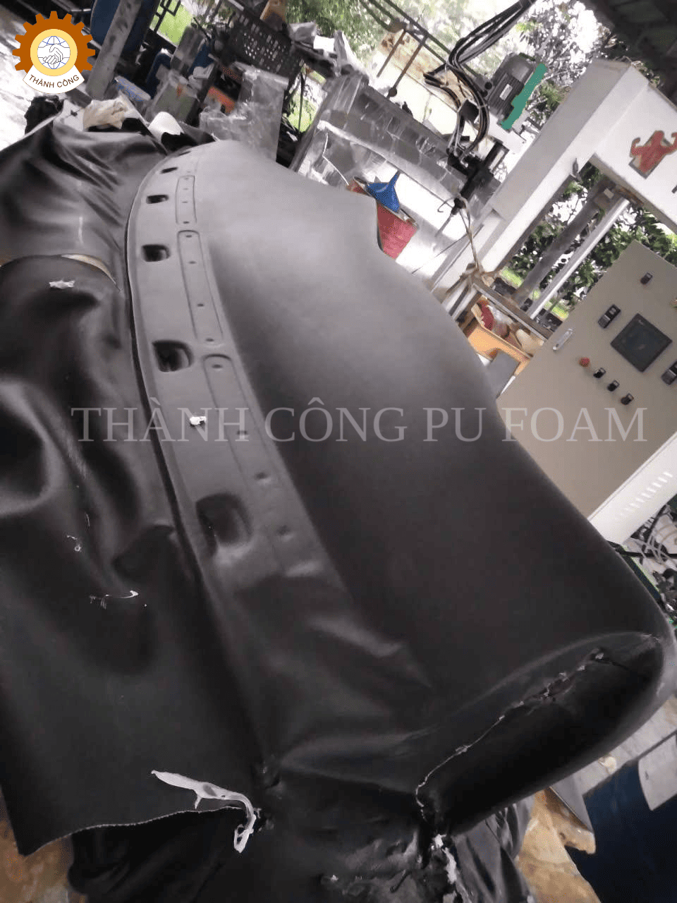 Ứng Dụng Của Polyurethane (PU) Trong Ngành Công Nghiệp Ô Tô Và Vai Trò Quyết Định Của Máy Phun PU