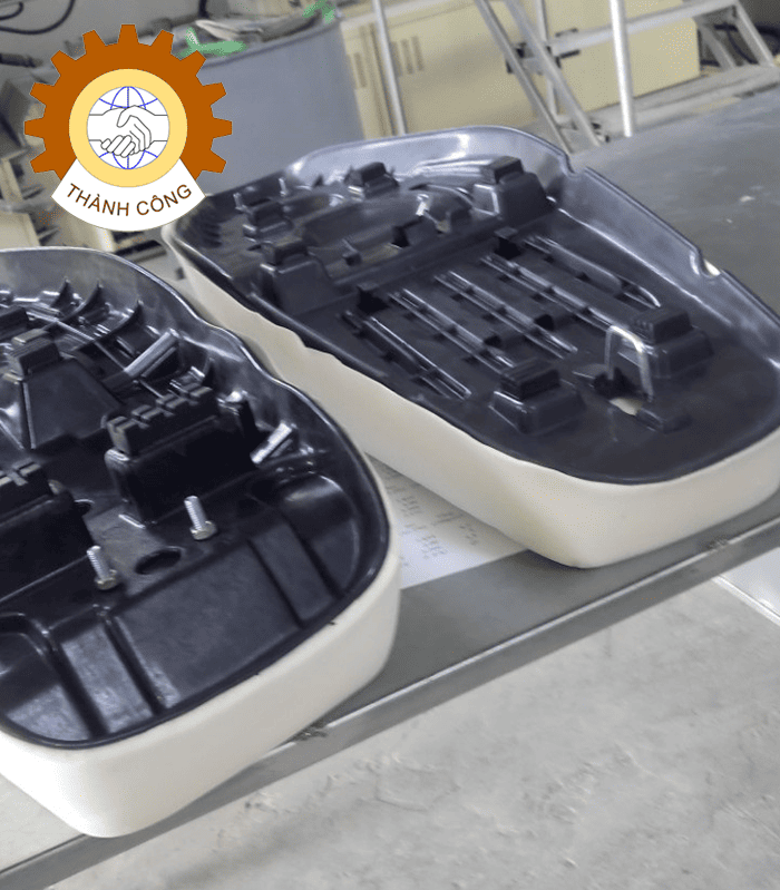 Công Nghệ Sản Xuất "Yên Xe" Bằng Máy Phun PU