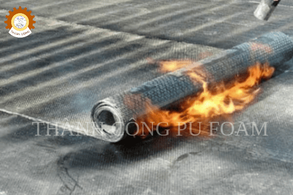 Chống Thấm PU Foam So Với Màng Khò Nóng: Giải Pháp Nào Đảm Bảo Độ Bền Cho Công Trình?