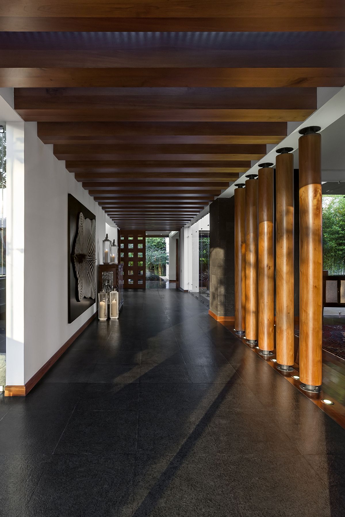 Modern-entryway-in-stone-and-wood