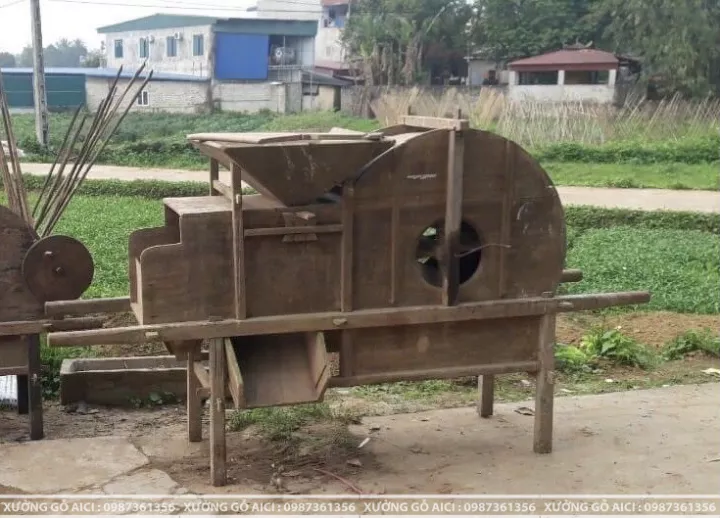 Máy tuốt lúa bằng gỗ ngoài trời trang trí sân vườn