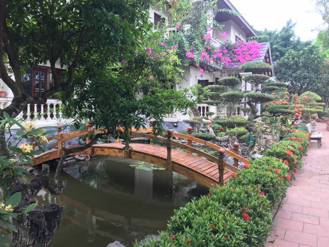 cầu gỗ trang trí sân vườn