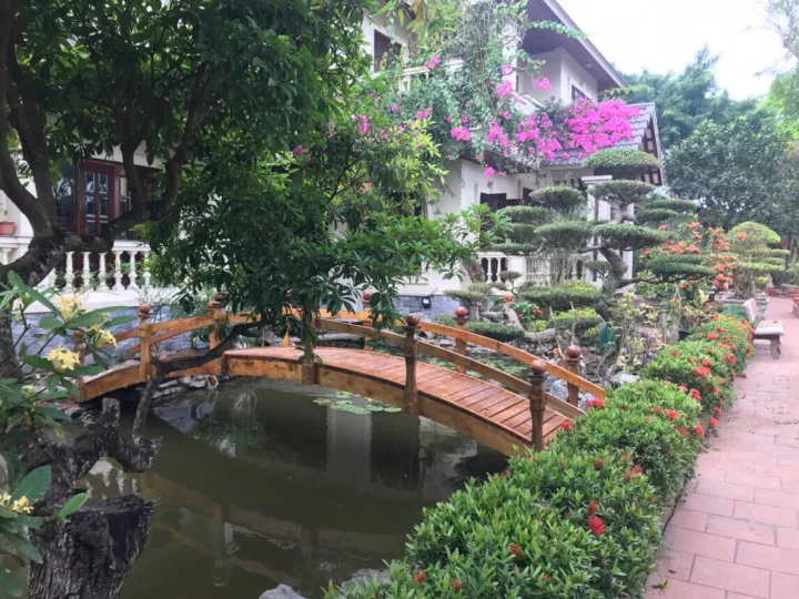 cầu gỗ trang trí sân vườn