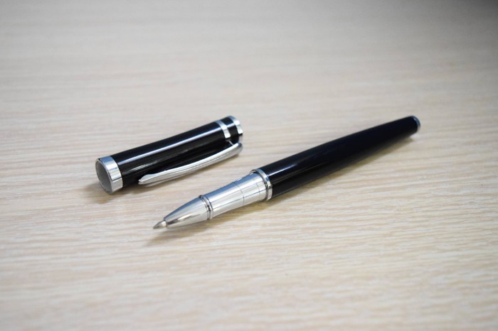 Bút Kim Loại nắp thân đen khoen trắng