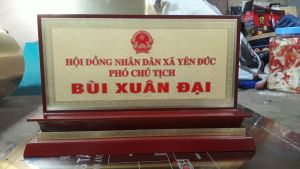 Biển chức danh tam cấp đế gỗ mặt đồng