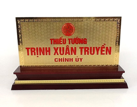 Biển chức danh đế gỗ mặt đồng ăn mòn