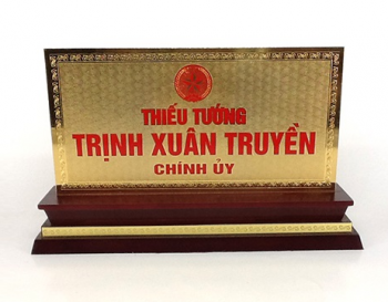 Biển chức danh đế gỗ mặt đồng ăn mòn