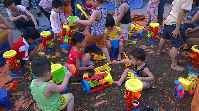 Xúc cát hạt muồng, trò chơi phát triển đa giác quan cho bé