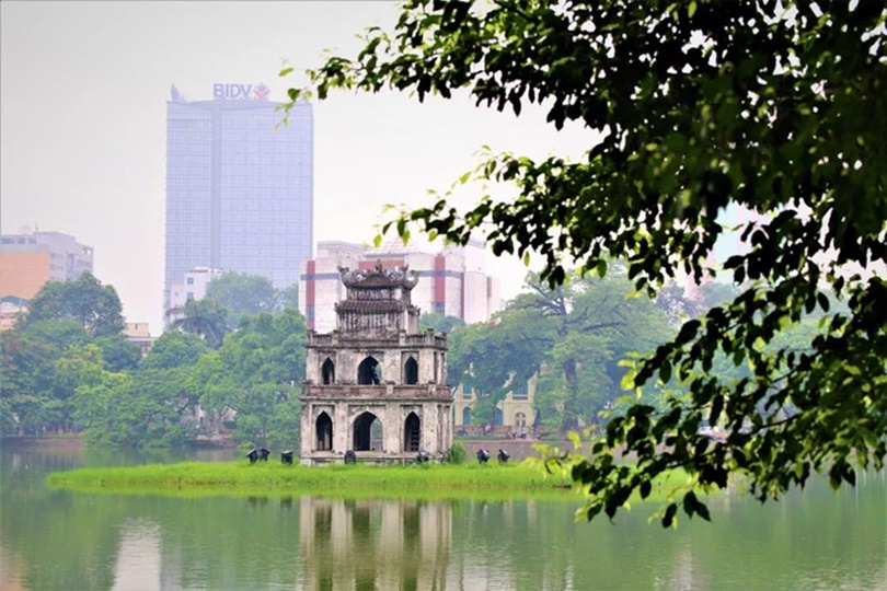 Dạo chơi ở hồ Hoàn Kiếm