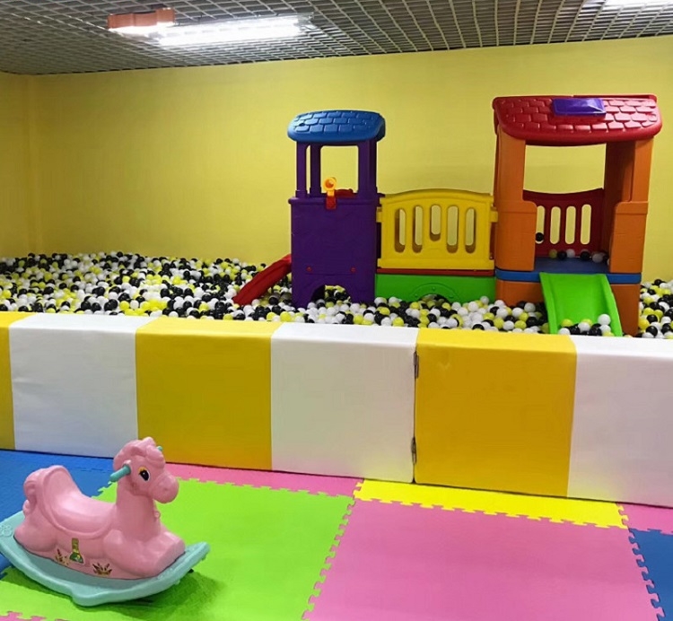 trò chơi bể bóng giúp bé phát triển