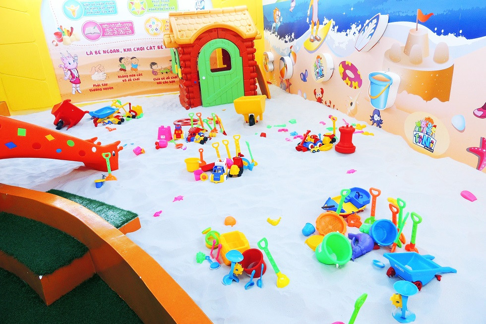 bé chơi cát tại tini world
