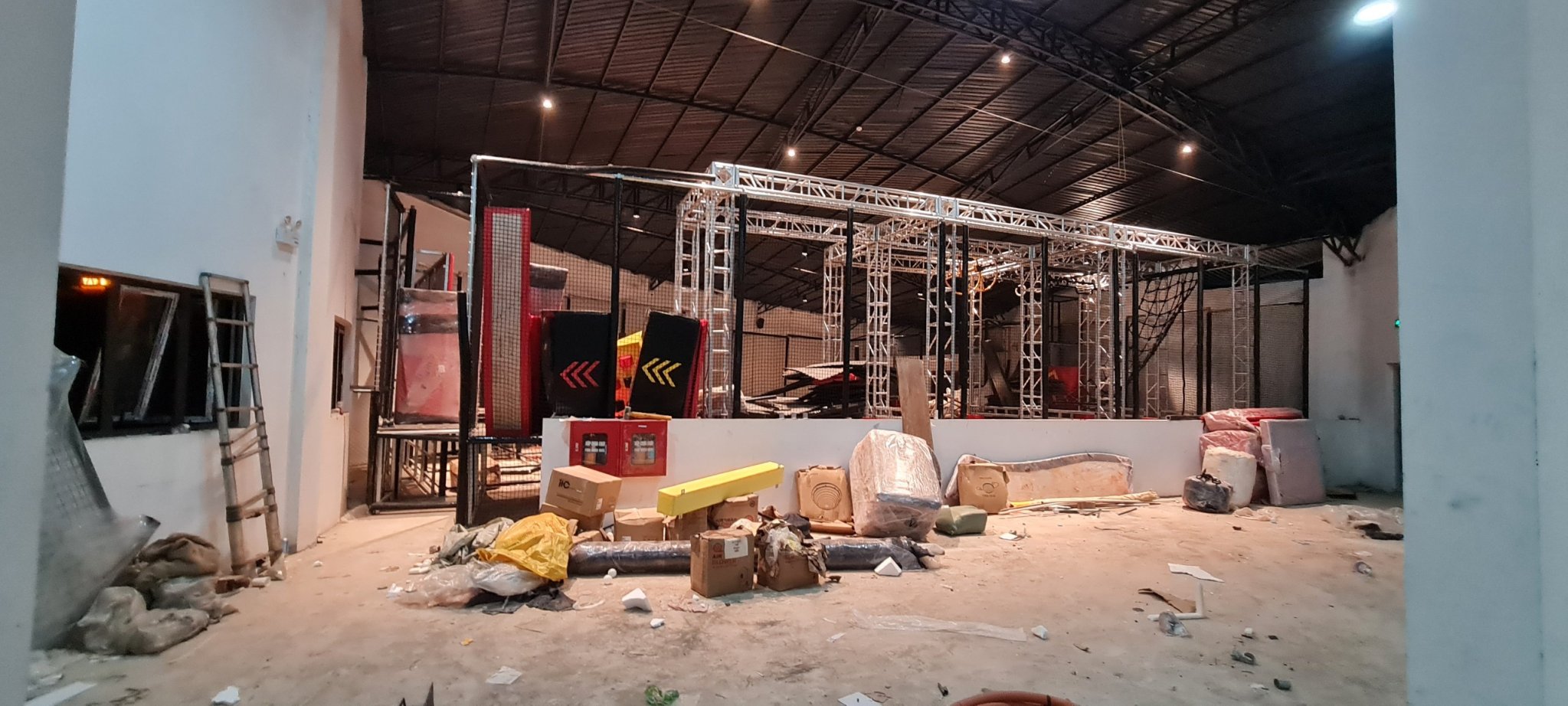 khu vui chơi batcave game center