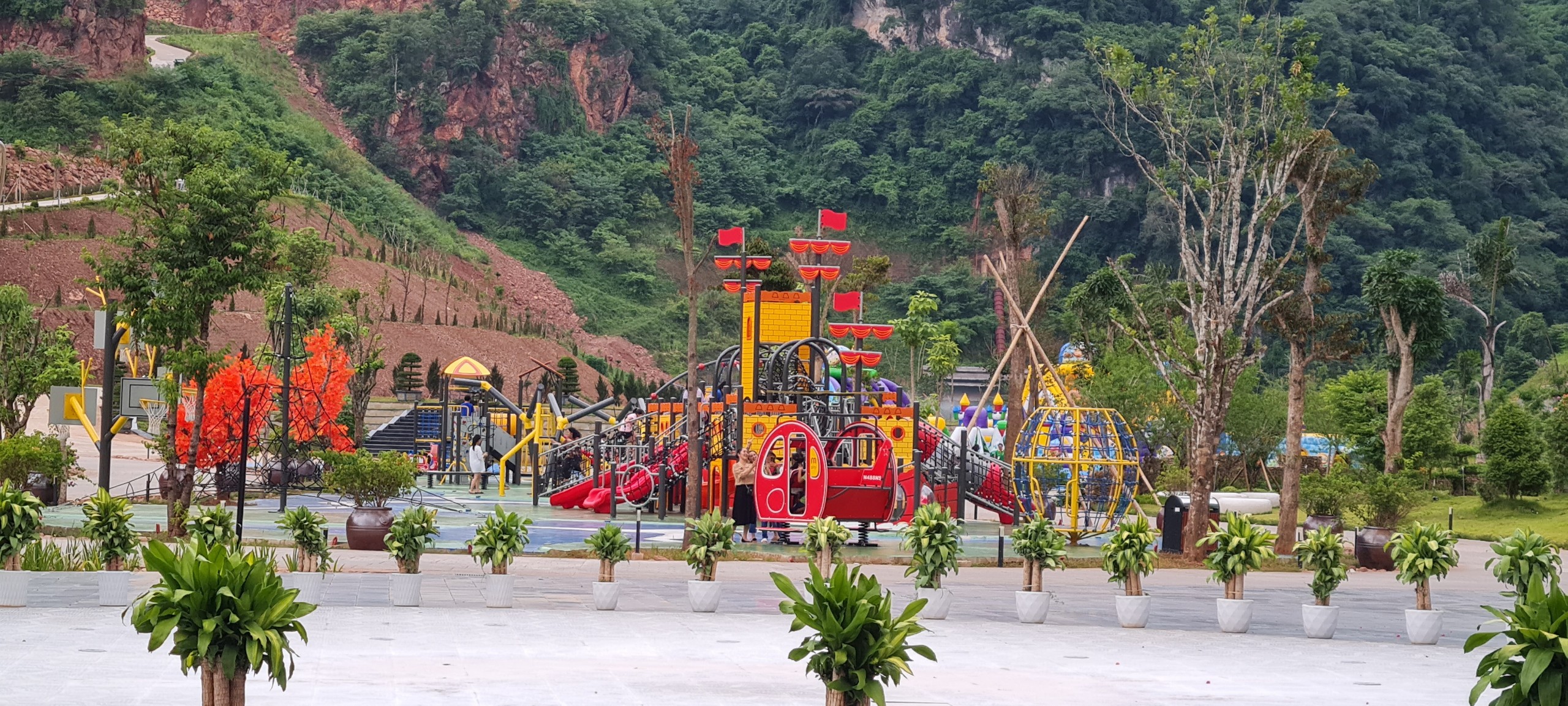 khu vui chơi batcave game center