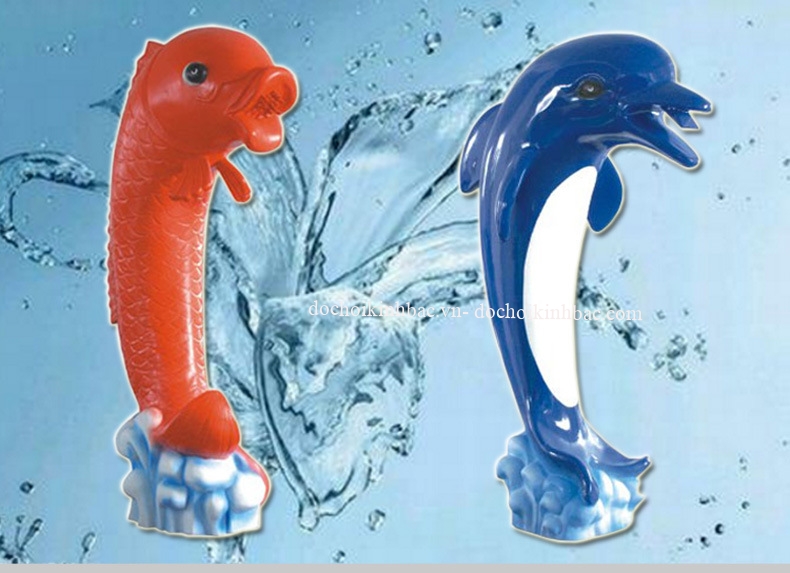 Cặp cá phun nước hồ bơi
