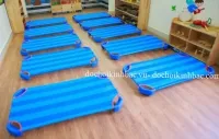 Giường lưới mầm non mầu sọc xanh trắng - không nan