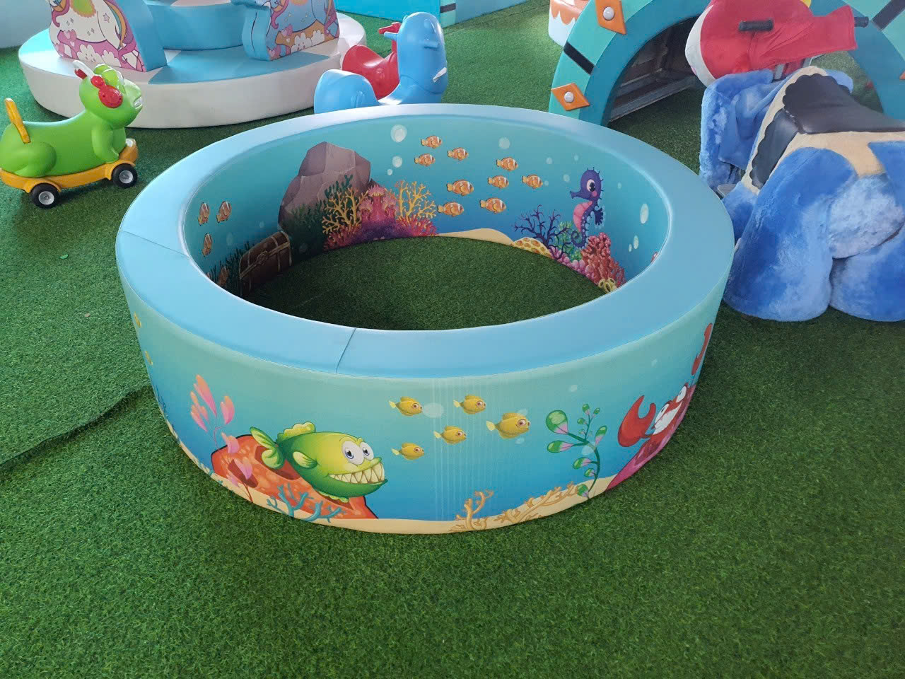 BỂ CÂU CÁ KHÔ HÌNH TRÒN TRONG NHÀ LIÊN HOÀN 18