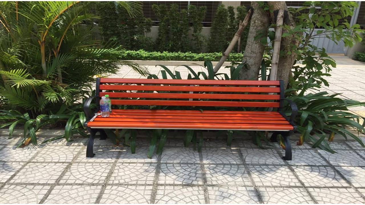 Modern European style wooden park chair