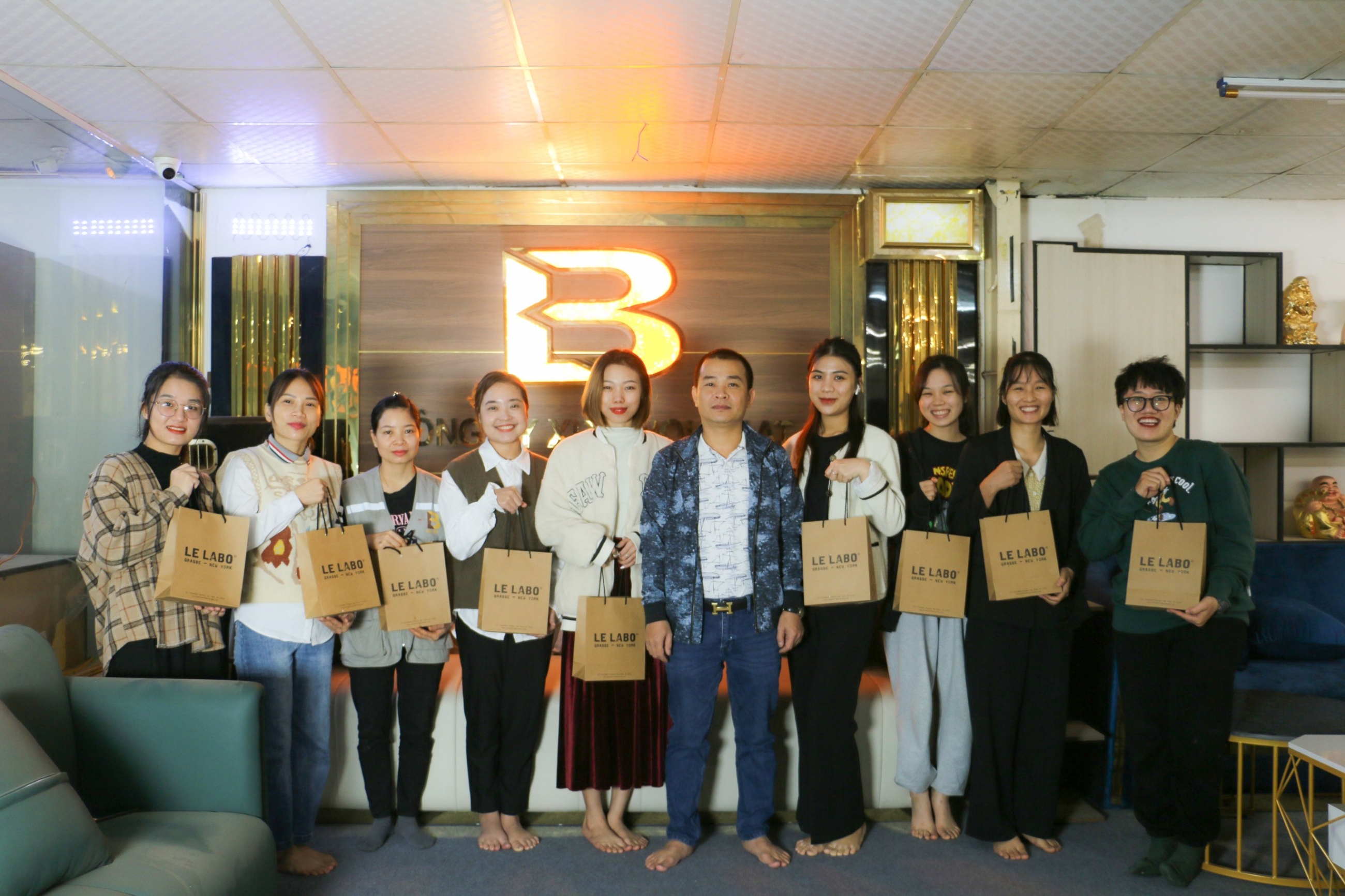 CEO Trần Mạnh Linh tặng quà riêng cho chị em nhân dịp 20/10