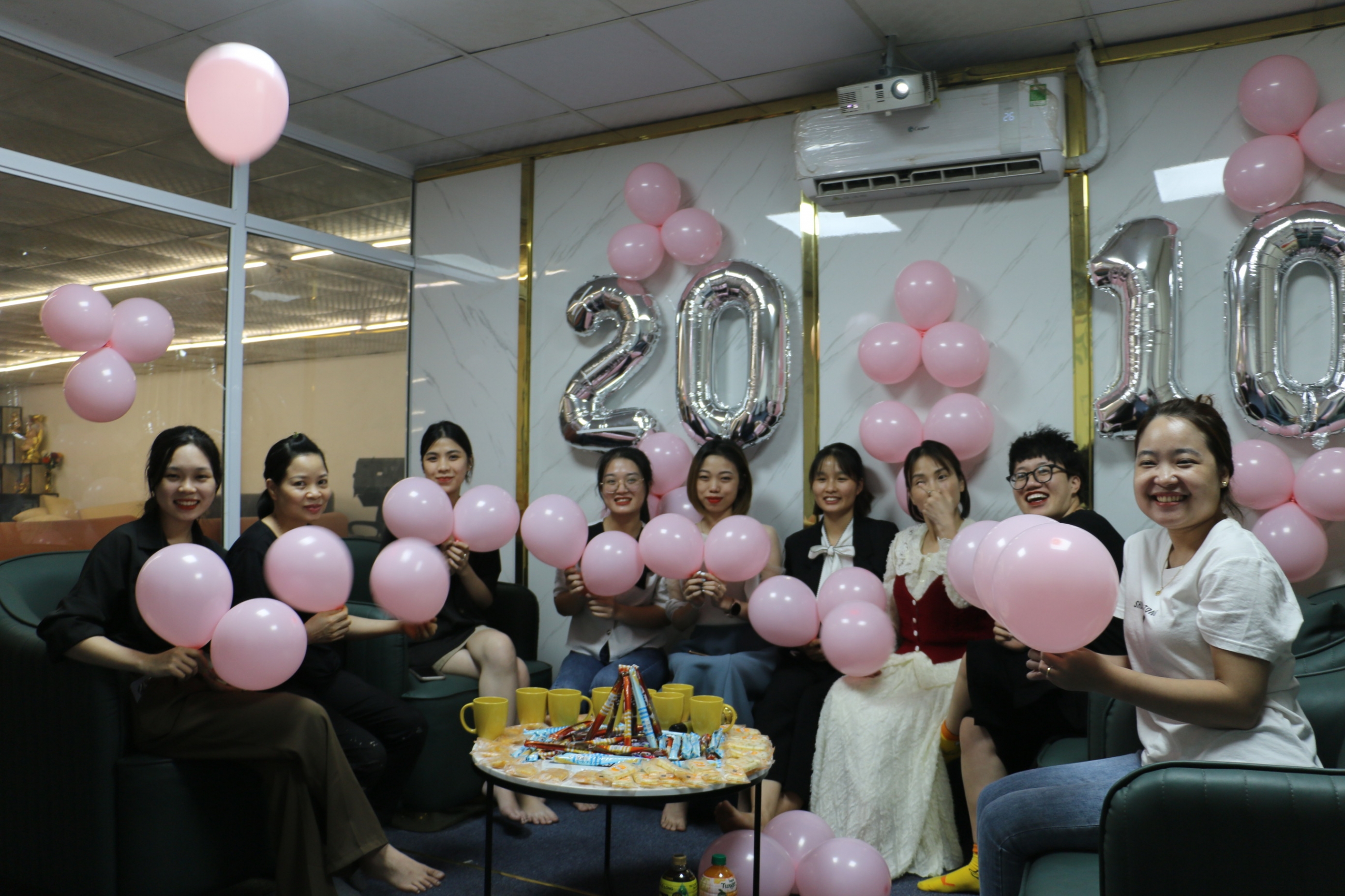 Tập thể CBNV nữ vui mừng với những tình cảm được gửi tặng từ các anh em