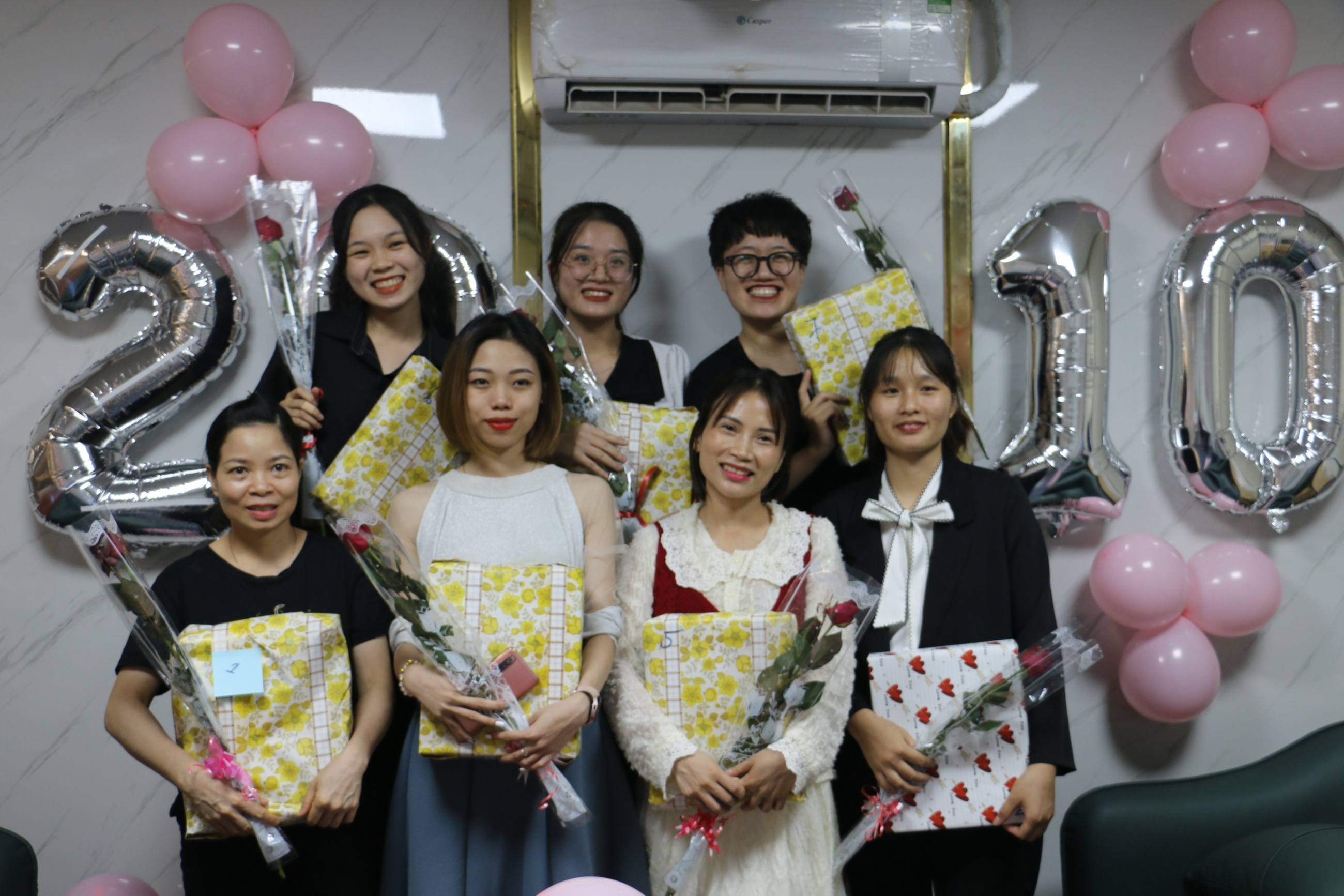 Chị em phụ nữ tại Bảo Long nhận những món quà tình cảm từ anh em 