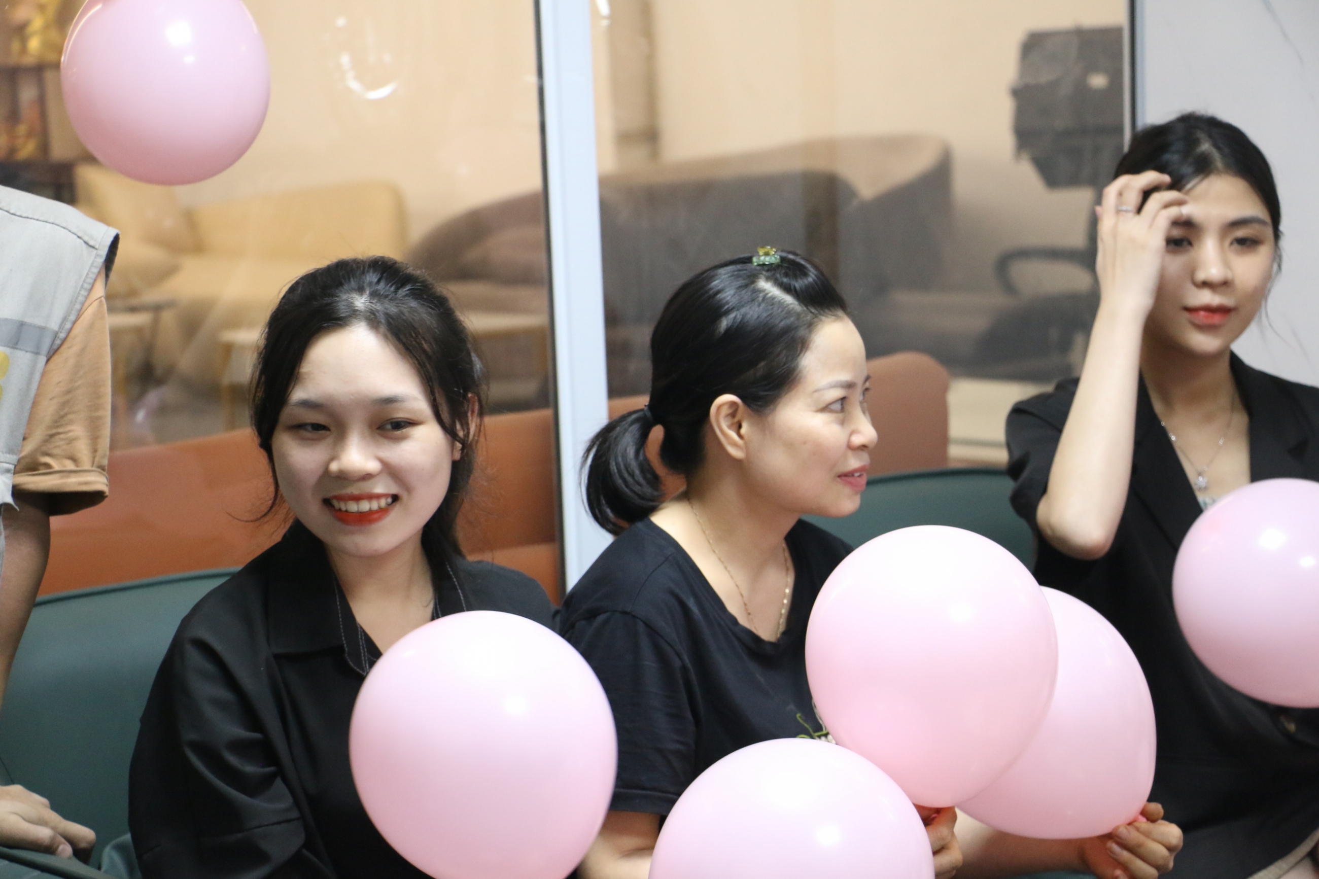 Những nụ cười rạng rỡ từ đồng nghiệp nữ vì bất ngờ với sự chuẩn bị từ các anh em