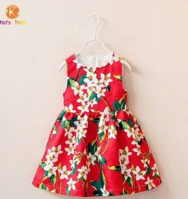 Đầm hoa kèm cài cho mùa xuân rực rỡ