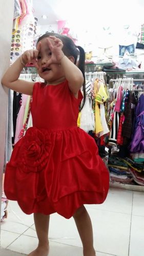 Đầm công chúa bông hồng lớn