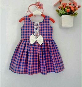 Đầm kate caro kèm cài xinh xắn