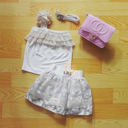 Bộ thiết kế áo lệch vai viền ren váy thêu hoa trắng