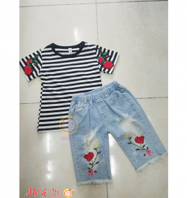 Set áo sọc và quần jean thêu hoa hồng