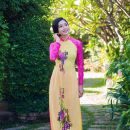 Áo dài tôn đường cong mỹ miều cho thiếu nữ mùa xuân