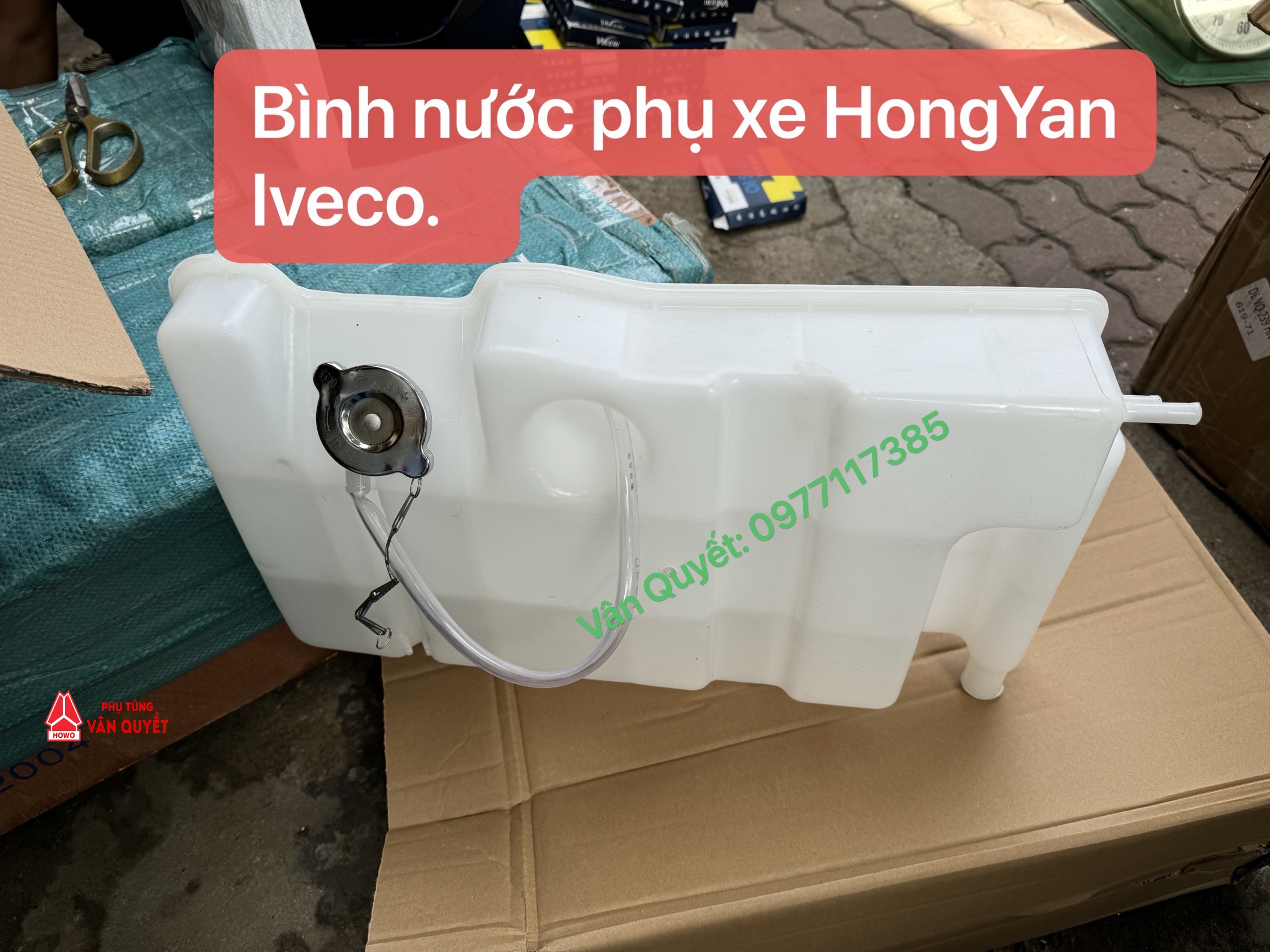 Bình nước phụ xe tải Iveco HongYan