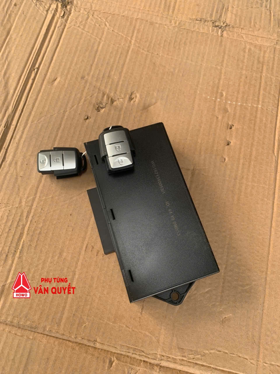 Bán hộp điều khiển khóa cửa xe Howo VX400, VX350, NX350, Sitrak T7H. WG1671340053/1