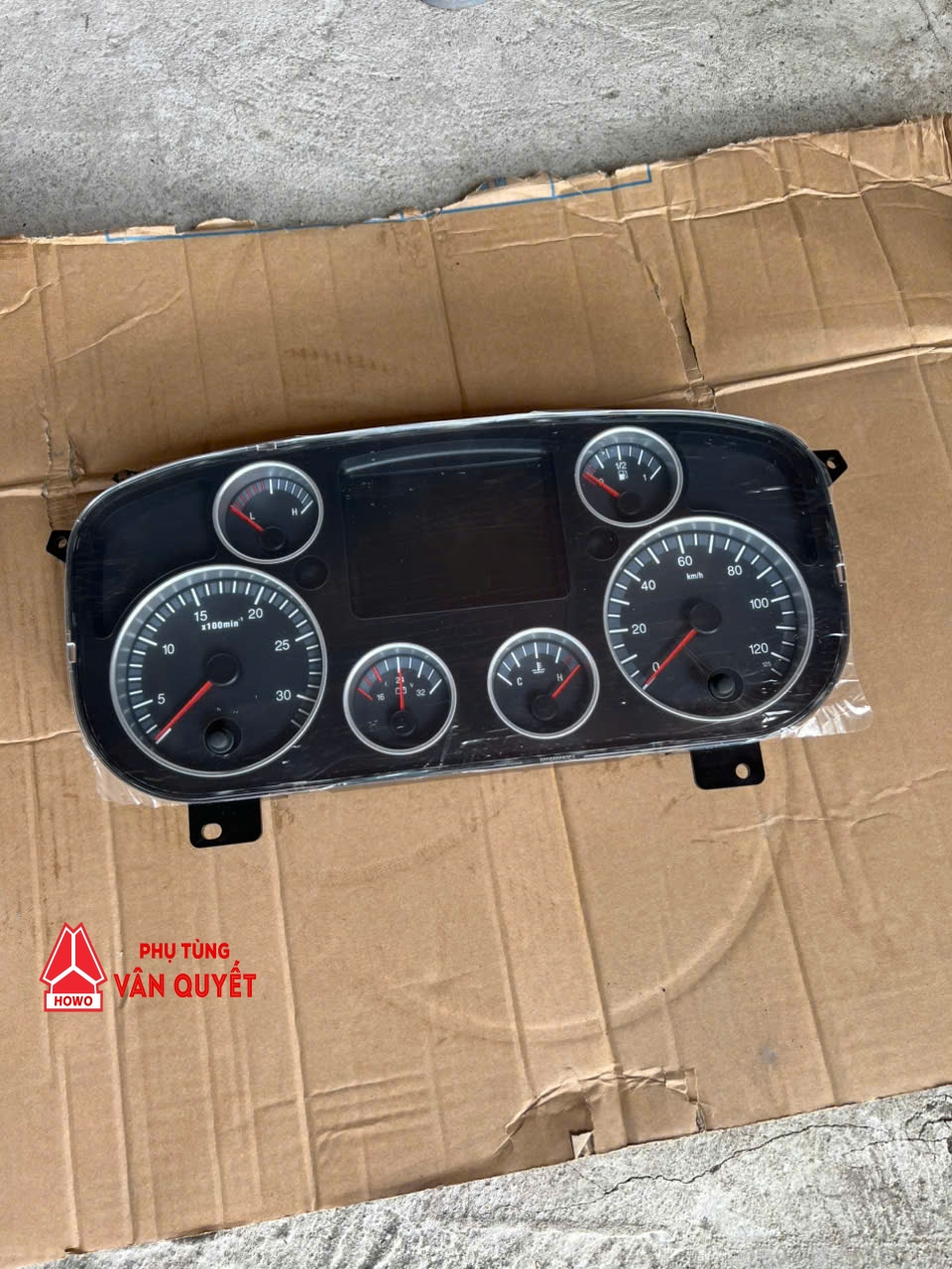 Bảng đồng hồ táp lô xe đầu kéo Sitrak T7H-440 chính hãng Sinotruk. WG9918581129/1