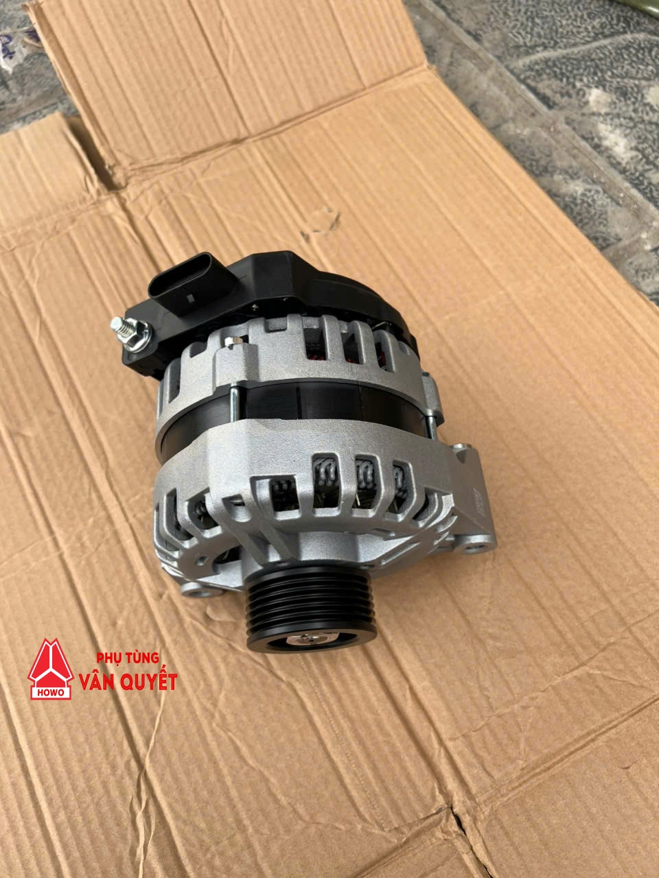 Củ phát điện Diamo 28V-130A xe đầu kéo Sitrak động cơ Weichai - 1004133997. Máy phát điện, củ phát 130A xe đầu kéo Howo Sitrak động cơ Weichai lắp điều hòa điện ắc quy.