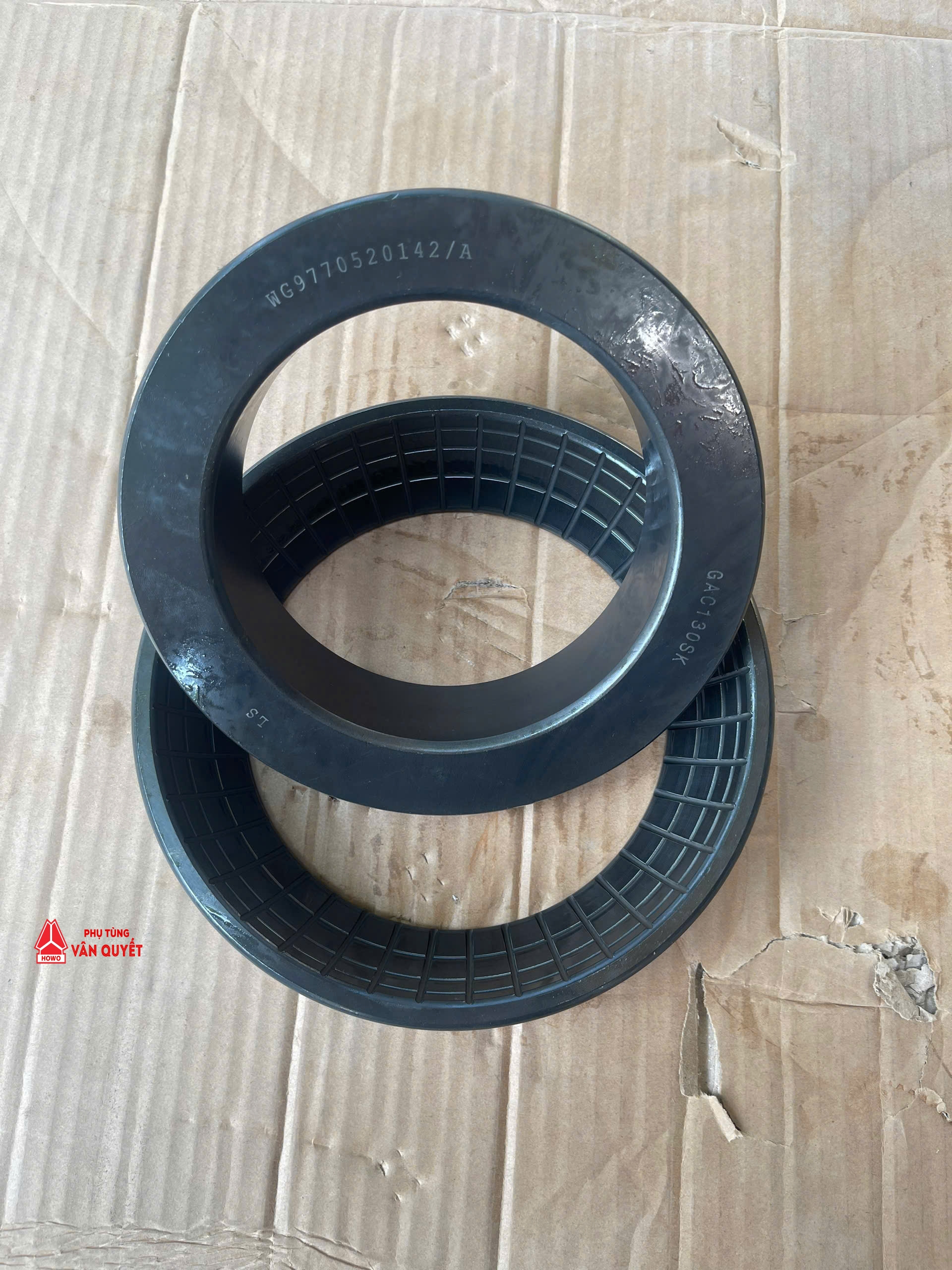 Bạc côn trục cân bằng BalangC xe tải mỏ 70 tấn Howo đầu lệch. WG9770520142