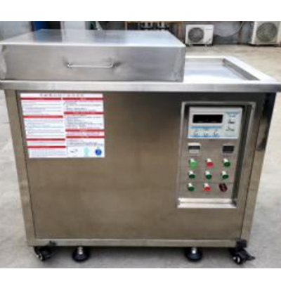 Bể rửa siêu âm điện phân làm sạch rỉ sét khuôn mẫu.