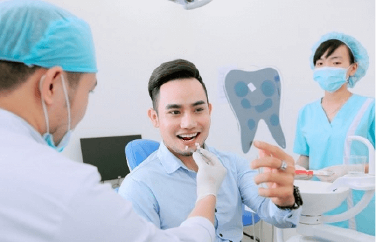 Niềng răng thẩm mắc cài kim loại