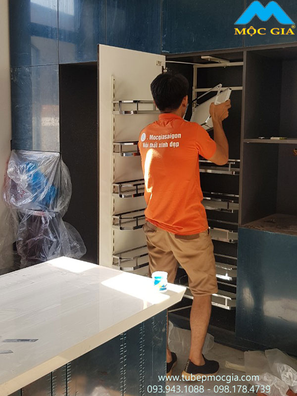 Lắp đặt kệ tủ đồ khô 12 rỗ Eurogold