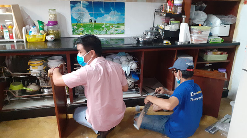 cánh tủ gỗ Gõ được sơn PU hoàn hảo trong Quy trình nâng cấp bếp