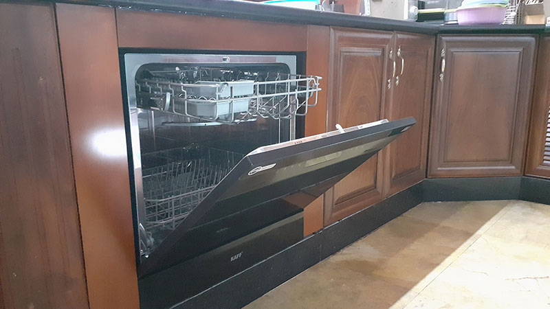 Quy trình nâng cấp bếp - khâu ốp panel máy rửa chén hiện đại