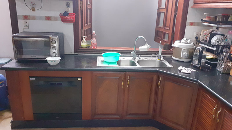 Quy trình nâng cấp bếp - khâu ốp panel máy rửa chén hiện đại