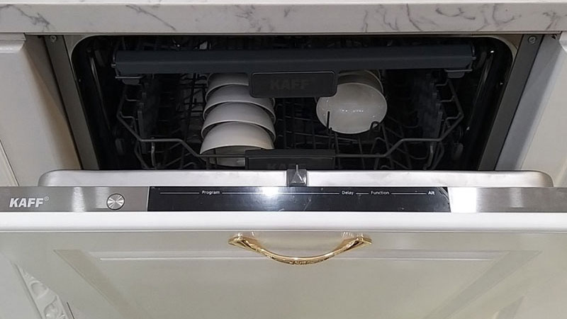 Máy rửa chén Kaff âm tủ sang trọng với tủ bếp tân cổ điển