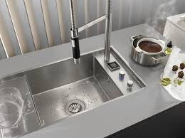 Cách vệ sinh chậu rửa bát bằng vỏ cam vô cùng tiện ích